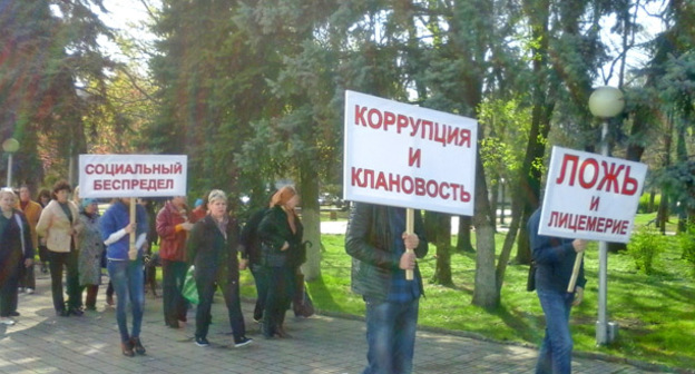 Участники пикета в Черкесске требуют возобновления расследования по делу о пожаре на Тургеневском рынке. 11 апреля 2016 г. Фото корреспондента "Кавказского узла" Аси Капаевой