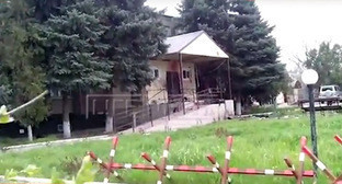 На месте взрыва возле РОВД Новоселицкого района Ставропольского края. 11 апреля 2016 г. Кадр из видео YKK https://www.youtube.com/watch?v=3hnsZZpFtA4