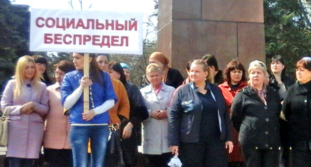 Участники пикета в Черкесске требуют возобновления расследования по делу о пожаре на Тургеневском рынке, 11 апреля 2016. Фото Аси Капаевой для "Кавказского узла"