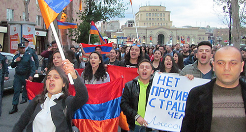  Манифестанты утверждают, что Россия должна пересмотреть свою политику, иначе она потеряет Армению, а, следовательно, и весь Кавказ. Фото тиграна Петросяна для "Кавказского узла"