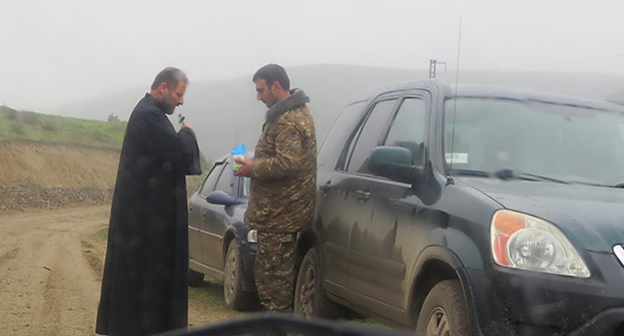 Священнослужитель армянской церкви благословляет еду и соль которая отправится на передовую линию. Нагорный Карабах, Матракертский район. 10 апреля 2016 год. Фото Алвард Григорян для "Кавказского узла"