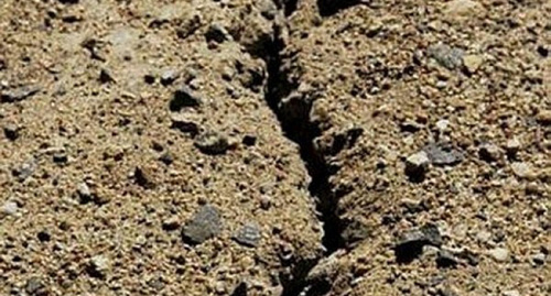 Трещина на поверхности земли. Фото: https://www.yuga.ru/news/388856/