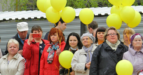 Участники флэшмоба у стройки на месте разрушенного дома. Волгоград, 16 апреля 2016 г. Фото Татьяны Филимоновой для "Кавказского узла"