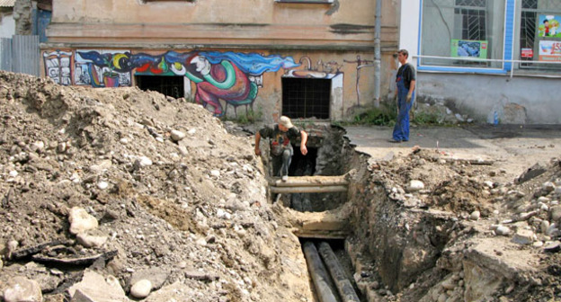 На улице Кабардинской работы проводит МУП "Управляющая компания "Водоканал". Нальчик, КБР. Фото http://kbrria.ru/