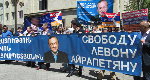 В акции приняли участие, по данным организаторов, порядка 100 человек. Фото Тиграна Петросяна для "Кавказского узла"