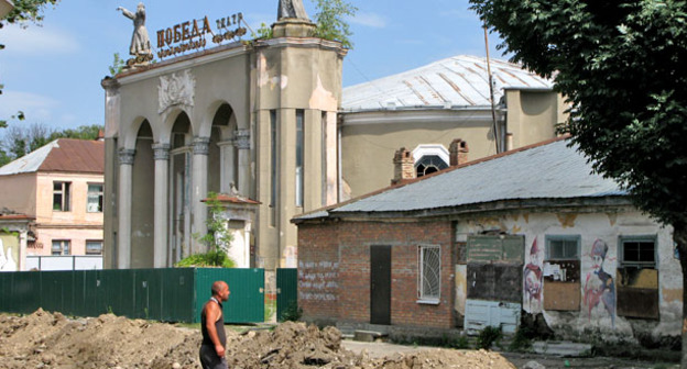 Работы проводит МУП "Управляющая компания "Водоканал". Нальчик, КБР. Фото http://kbrria.ru/