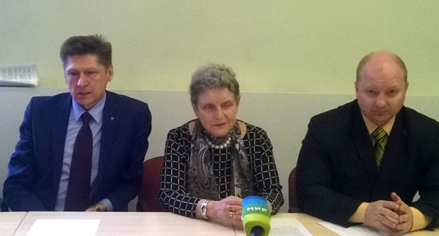 Светлана Ганнушкина и адвокаты подсудимых, обвиняемых в подготовке теракта в Москве во время пресс-конференции. Москва, 21 апреля 2016 г. Фото Вячеслава Ферапошкина для "Кавказского узла"