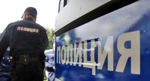 Полицейская машина. Фото http://www.riakchr.ru/policziya-ishhet-ochevidczev-napadeniya-terroristov-na-otdel-policzii/