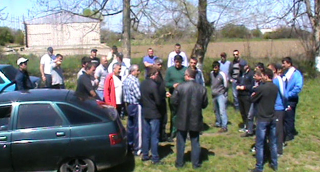 Жители селения Нартан, желающие получить землю. КБР, 21 апреля 2016 г. Фото Людмилы Маратовой для "Кавказского узла"