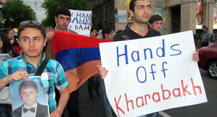 Надпись на плакате: «Руки прочь от Карабаха!». Фото: Тигран Петросян для "Кавказского узла" Надпись на плакате: «Руки прочь от Карабаха!». Фото: Тигран Петросян для "Кавказского узла"