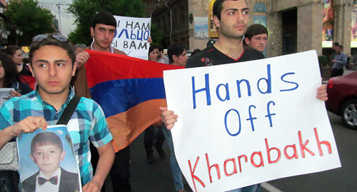Надпись на плакате: «Руки прочь от Карабаха!».  Фото: Тигран Петросян для "Кавказского узла"