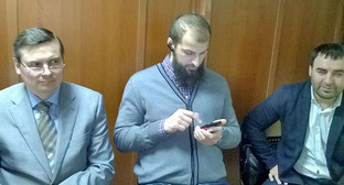 Адвокаты обвиняемых в подготовке теракта в кинотеатре"Киргизия" у зала судебного заседания. Фото Вячеслава Ферапошкина для "Кавказского узла"
