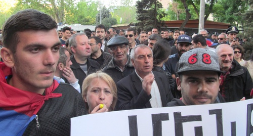 Участники шествия "Мы рядом со своим солдатом!" в Ереване. 22 апреля 2016 года. Фото Армине Мартиросян для "Кавказского узла"