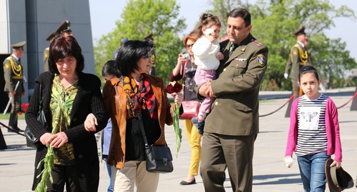 Жители Армении несут цветы к мемориалу памяти жертв геноцида. Ереван, 24 апреля 2016 г. Фото Инессы Саргсян для "Кавказского узла". 