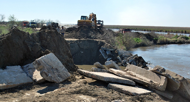Ремонт оградительного вала на Аракумских озёрах. http://www.riadagestan.ru/news/incidents/na_arakumskikh_ozerakh_kizlyarskogo_rayona_predotvrashchayut_posledstviya_avarii_ograditelnogo_vala/