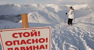 Предупреждающая табличяка на склоне горы. Фото: https://www.facebook.com/mchs.press23/photos/a.662616437167310.1073741825.662616363833984/929018080527143/?type=3&theater Предупреждающая табличяка на склоне горы. Фото: https://www.facebook.com/mchs.press23/photos/a.662616437167310.1073741825.662616363833984/929018080527143/?type=3&theater