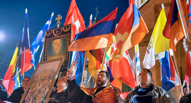 Акция памяти жертв геноцида армян в Османской империи. Волгоград, 23 апреля 2016 г. Фото предоставлено волгоградской газетой «Лусаворич»