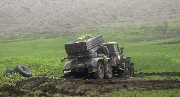 Тяжёлое вооружение. Фото: © Sputnik/ Асатур Есаянц, http://www.sputnikarmenia.ru/karabah/20160426/3166571.html