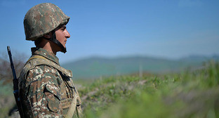 Военнослужащий армии Нагорного Карабаха на линии огня. Фото: / © PAN Photo / Davit Hakobyan