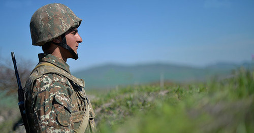 Военнослужащий армии Нагорного Карабаха на линии огня. Фото: / © PAN Photo / Davit Hakobyan