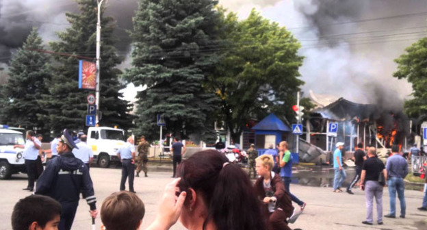 На месте пожара на Тургеневском рынке Черкесска. 7 августа 2014 г. Кадр из видео пользователя Роман Роман https://www.youtube.com/watch?v=-yUAZB3irU8