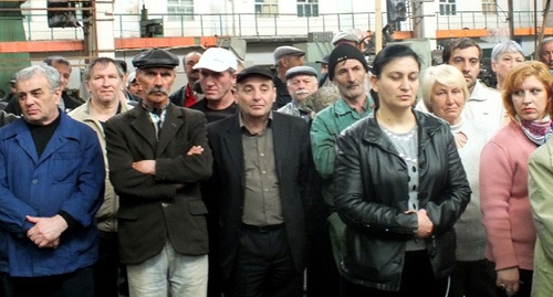 Участники митинга сотрудников ОАО "Авиаагрегат". Фото Патимат Махмудовой для "Кавказского узла"