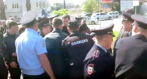 Полицейские пытаются разогнать участников пикета в Сочи. Скриншот из видеозаписи очевидца
