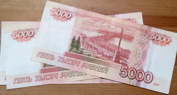 Купюры номиналом 5000 рублей. Фото Нины Тумановой для "Кавказского узла"