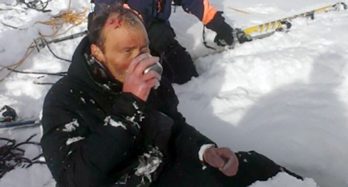 Спасатели МЧС оказали первую доврачебную помощь туристу на склонах Эльбруса. Фото:  Фото: http://07.mchs.gov.ru/pressroom/news/item/3473353