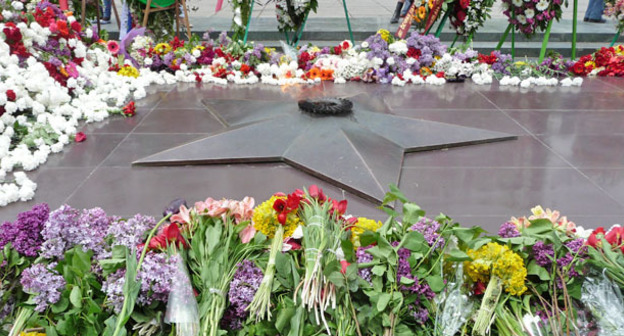 Цветы возле Вечного огня в Ереване. 9 мая 2015 г. Фото Тиграна Петросяна для "Кавказского узла"