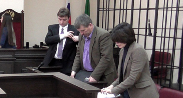 Валерий Бриних (в центре) в зале суда. Майкоп, апрель 2016 г. Фото Александра Петина