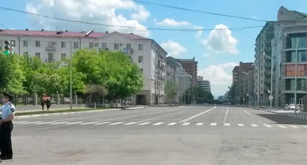 Улица Лорсанова в центре Грозного. На заднем плане - бронированные УРАЛы, перекрывшие выход на улицу Мира. 9 мая 2016 г. Фото Николая Петрова для "Кавказского узла"
