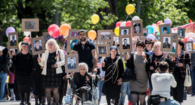 Участники акции "Бессмертный полк". Владикавказ, 9 мая 2016 г. Фото Марии Котаевой для "Кавказского узла"