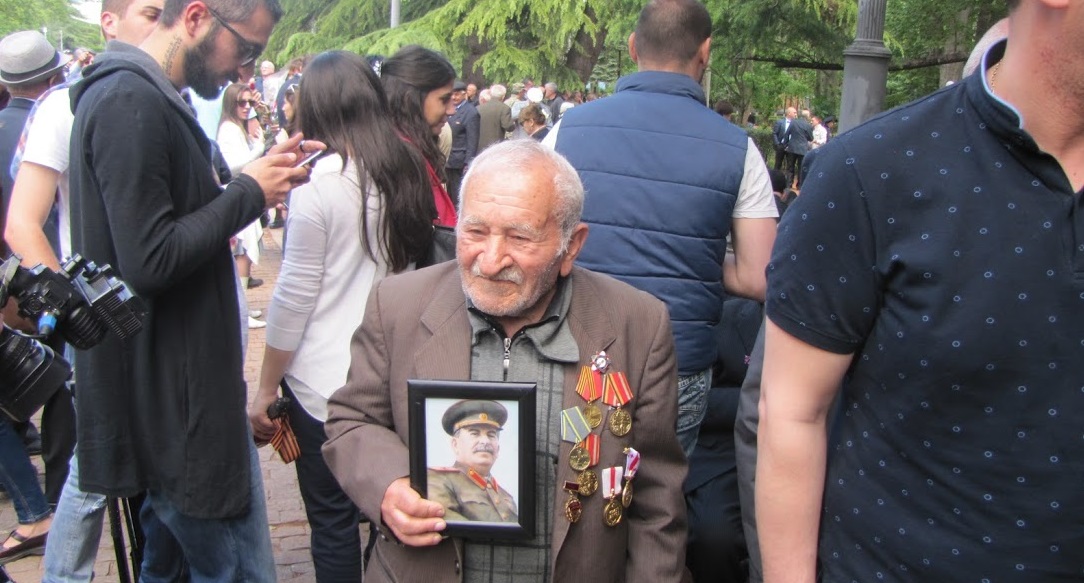 Участник акции в Тбилиси с портретом Сталина. Тбилиси, 9 мая 2016 года. Фото Беслана Кмузова для "Кавказского узла".