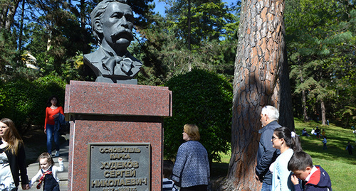 Памятник основателю парка. Фото Светланы Кравченко для "Кавказского узла"