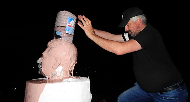 Бюст Сталина у села Атен. Фото: © ФОТО FACEBOOK - LOLA PICTISH LOMIDZE, Sputnik Грузия http://sputnik-georgia.ru/incidents/20160510/231575352.html#ixzz48EkIKnQB