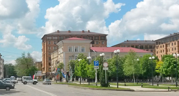 Полицейское оцепление на улице Лорсанова, у здания Центрального роддома Грозного. 9 мая 2016 г. Фото Николая Петрова для "Кавказского узла"