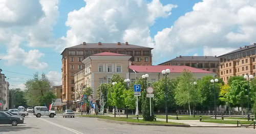 Полицейское оцепление на улице Лорсанова, у здания Центрального роддома Грозного. 9 мая 2016 г. Фото Николая Петрова для "Кавказского узла"