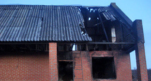 Сожженный дом родственников убитых 4 декабря в Грозном членов вооруженного подполья. Село Янди Ачхой-Мартановского района. 7 декабря 2014 г. Фото пресс-служба ПЦ «Мемориал»