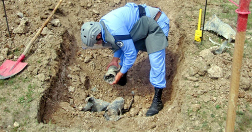 В селе Аскипара обнаружили неразорвавшийся фосфорный артиллерийский снаряд. Азербайджан, 10 мая 2016 г. Фото http://ru.sputnik.az/politics/20160511/405094546.html