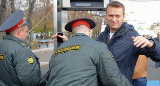 Сотрудники полиции обыскивают Алексея Навального. Фото пользователя Mitya Aleshkovsky с сайта Flickr.com