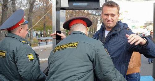 Сотрудники полиции обыскивают Алексея Навального. Фото пользователя Mitya Aleshkovsky с сайта Flickr.com