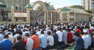 Прихожане мечети на улице Венгерских бойцов. Фото http://islamcenter.ru/?item=37
