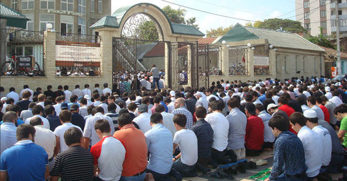 Прихожане мечети на улице Венгерских бойцов. Фото http://islamcenter.ru/?item=37