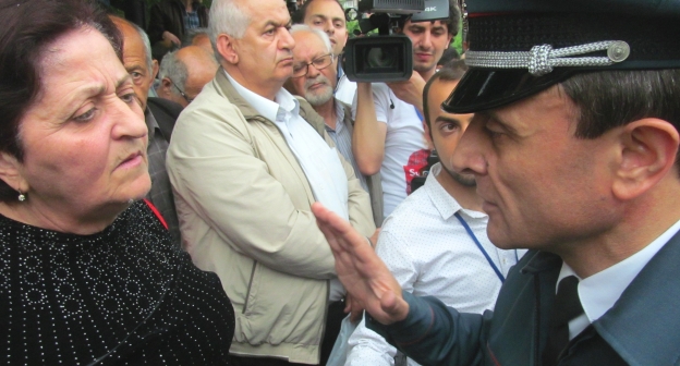 Полицейский спорит с демонстрантами. Ереван, 13 мая 2016 года. Фото Тиграна Петросяна для "Кавказского узла"