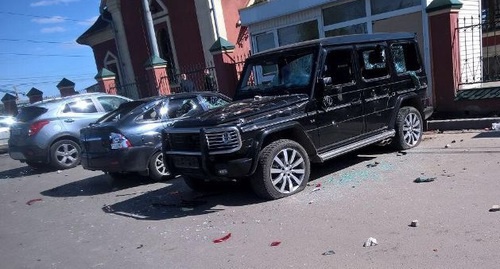 В ходе драки были разбиты и перевернуты несколько автомобилей, припаркованных возле входа на кладбище. Фото: https://petrovka38.ru/news/item/7782137/