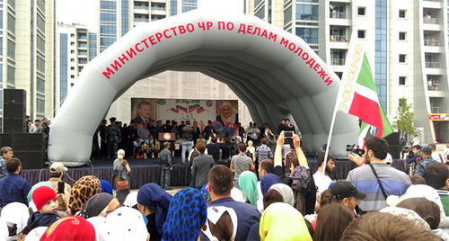 Торжественное мероприятие на третьем международном беговом марафоне "От сердца к сердцу" в Чечне.  Фото: Башира Висатаева, http://www.grozny-inform.ru/news/health/72485/