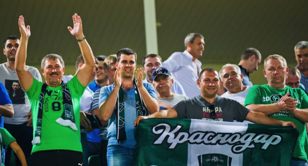 Фанаты футбольного клуба "Краснодар". Фото http://fckrasnodar.ru/fan/news/object/?object_id=108158