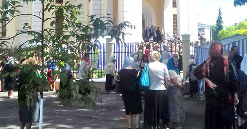 Прихожане возле собора Марии Магдалины. Нальчик, 15 мая 2016 г. Фото Людмилы Маратовой для "Кавказского узла"