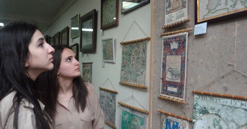 Посетители выставки. Ереван, 15 мая 2016 г. Фото Армине Мартиросян для "Кавказского узла"